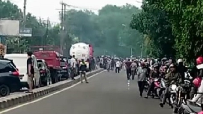 Kondisi bentrok di Jalan Raya Jakarta-Bogor Depok