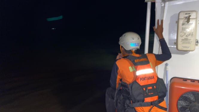 Basarnas Pontianak Melakukan Pencarian Korban Speed Boat Tenggelam