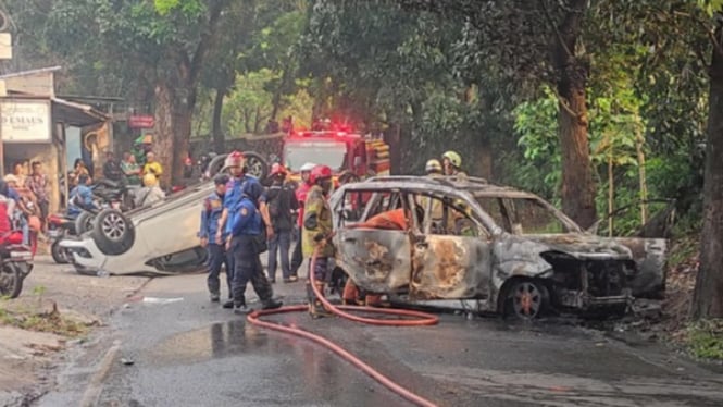Mobil polisi dibakar OTK di Depok