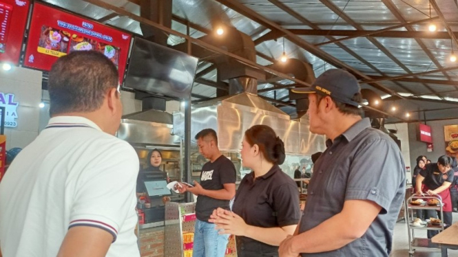 Potret momen Wakil Walikota Sidak ke Resto Sambel Bakar di Cimanggis