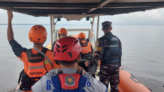 Tim SAR gabungan melakukan pencarian 3 penumpang speed boat tenggelam