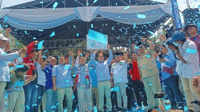 Wali Kota Depok Supian Suri dan wakilnya- Chandra (tengah).