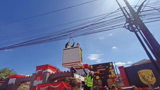 Wali Kota Depok, Supian Suri turun tangan bersihkan kabel udara