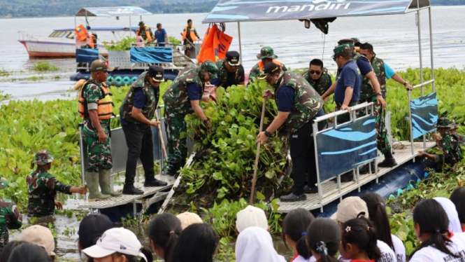 Pangdam I/BB pimpin bersih-bersih Danau Toba