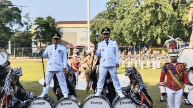 Wali Kota Depok, Supian Suri (kiri) dan Chandra bersama Praja IPDN