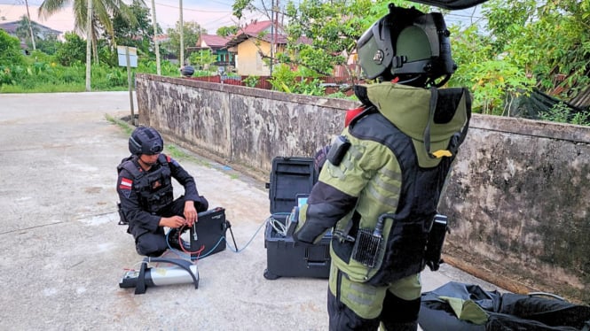 Tim Pnejinak Bom Satbrimob Polda Kalbar periksa tas berwarna hitam
