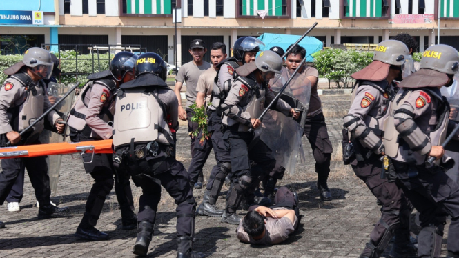 Polres Kubu Raya Menggelar Latihan Dalmas Jelang May Day