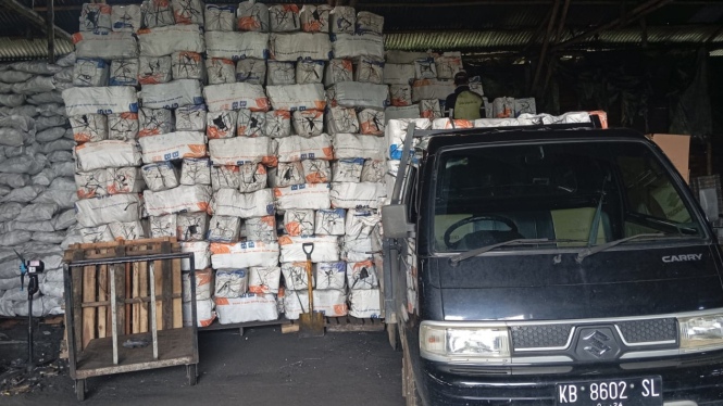 Gudang Arang Kayu Bakau di Jalan Adisucipto, Kubu Raya