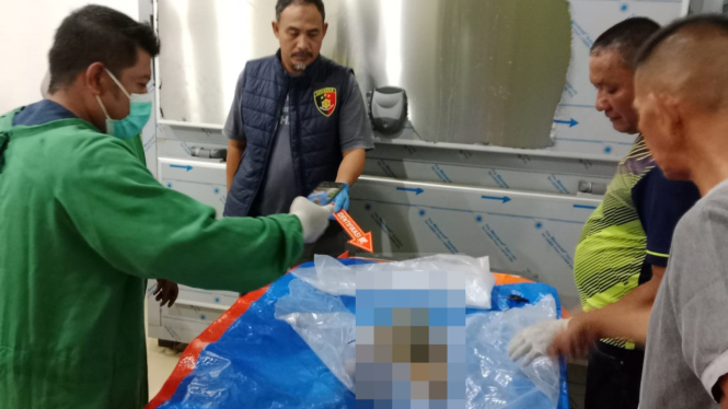 Tim Inafis Polres Ketapang Sedang Melakukan Identifikasi Jenazah Bayi