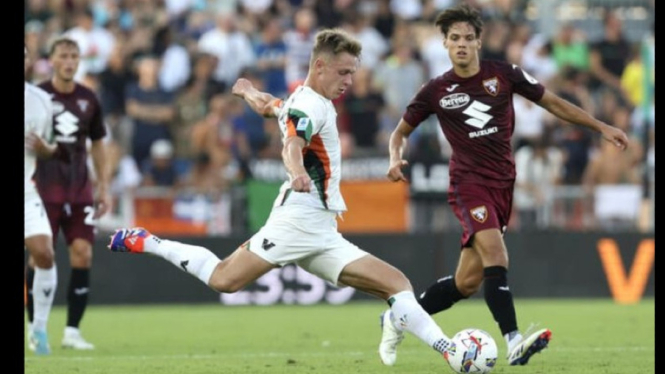 AC Milan incar Nicolussi, rekan Jay Idzes di Venezia