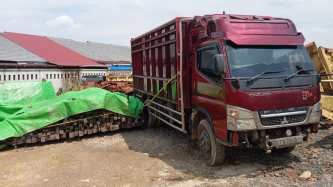 Polda Kalbar Amankan Ribuan Kayu Belian atau Kayu Ulin