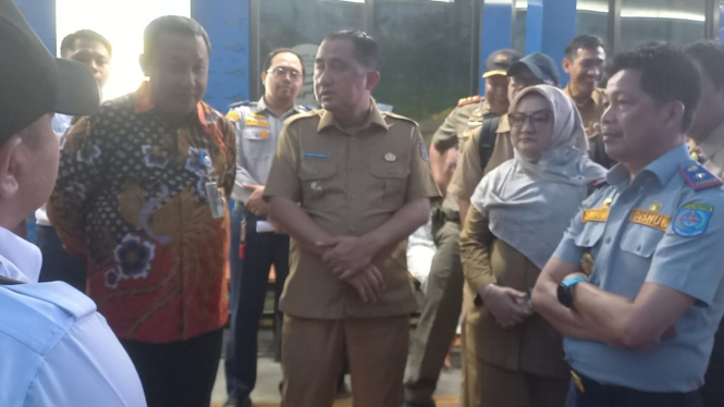 Wakil Wali Kota Depok, Chandra saat tinjau LRT Harjamukti