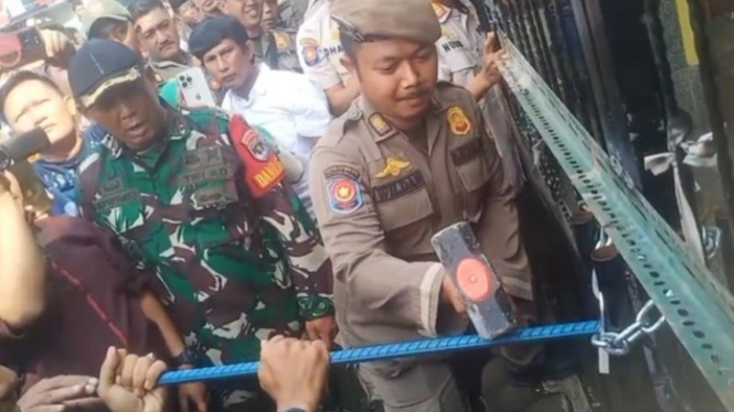 Satpol PP Depok bongkar gembok pagar SDN Utan Jaya