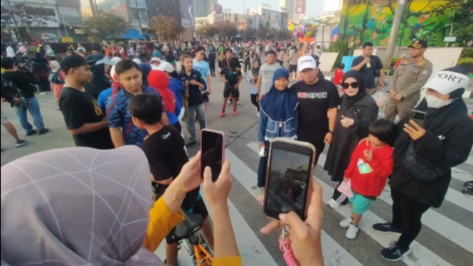 Suasana CFD, warga berebut foto bareng Wali Kota Depok