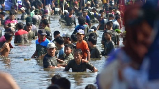 Meriahnya Ngubek Empang di Lebaran Depok