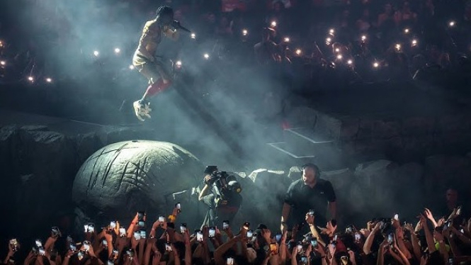 Konser Travis. Pelatih Timnas Indonesia Patrick Kluivert sibuk party