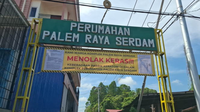 Pelang Warga Komplek Palem Raya Serdam Menolak Pabrik Daun Kratom