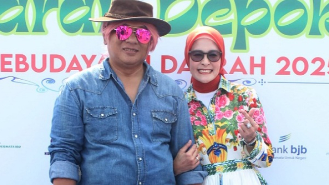 Anggota DPRD Jabar, Pradi dan istri fashion show di Lebaran Depok