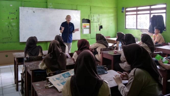Dirut PT Karabha Digdaya, Trisnadi saat mengajar di Depok