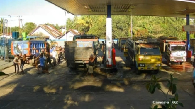 Pengantre BBM di SPBU Sei Bakau Besar Laut di Keroyok