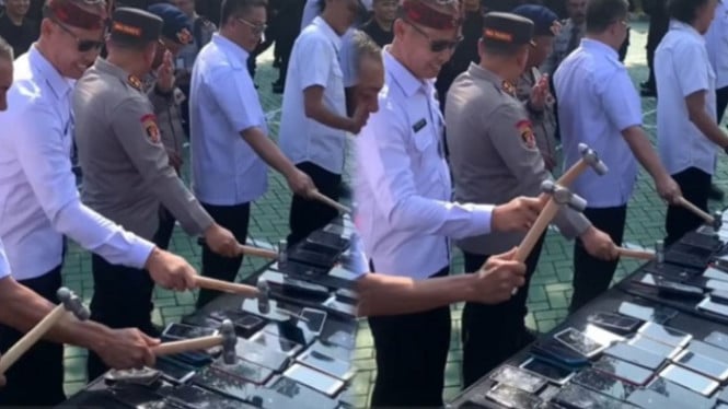 Pemusnahan HP di Markas Kanwil Jawa Timur
