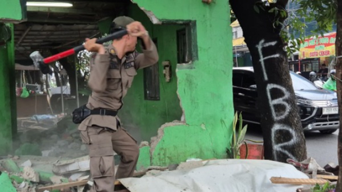 Satpol PP bongkar posko ormas di Sukmajaya