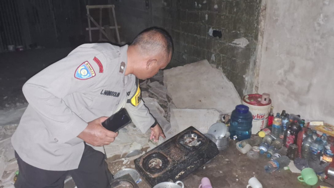 Persnel Polres Kubu Raya mengecek tabung Gas LPG 3 Kg meledak