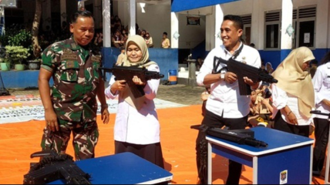 TNI perkenalkan permainan simulasi tempur di SMPN 22 Depok