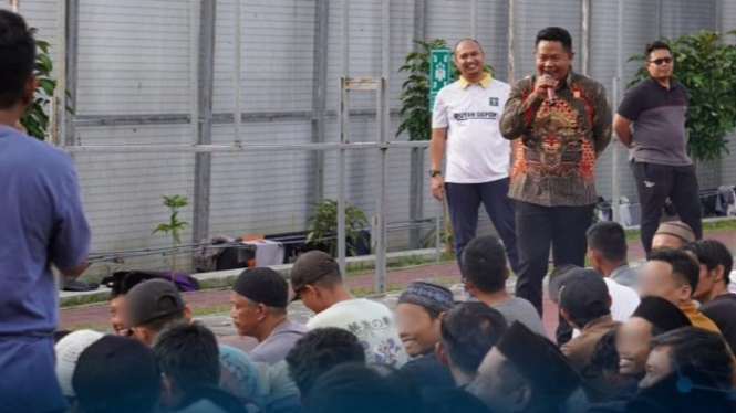 Kepala Rutan Depok, Agus Imam saat bercengkrama dengan napi