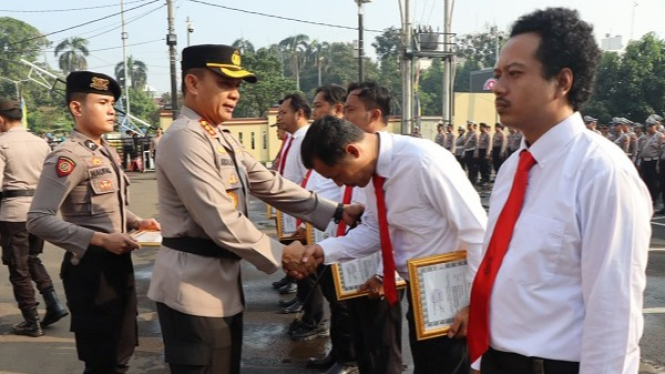 Kapolres Depok, Kombes Abdul Waras beri penghargaan