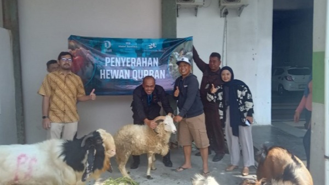 Penyerahan hewan kurban dari Dmall Depok