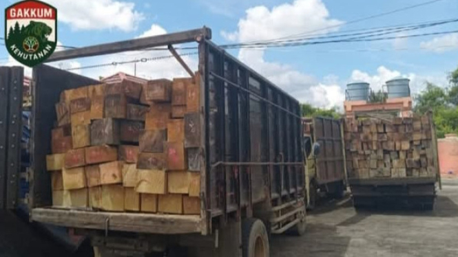SPORC Kalbar amankan dua unit truk bermuatan kayu asal Sandai