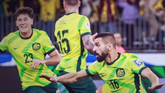 Selebrasi pemain Australia saat mencetak gol ke gawang Jepang