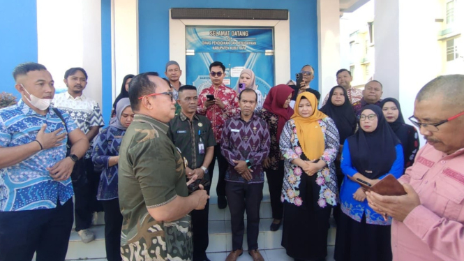 Bupati Kubu Raya, Sujiwo melakukan sidak ke Dinas Pendidikan