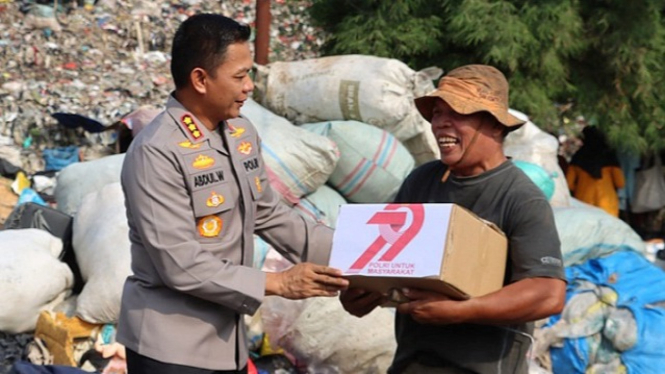Kombes Abdul Waras bantu warga TPA Cipayung Depok