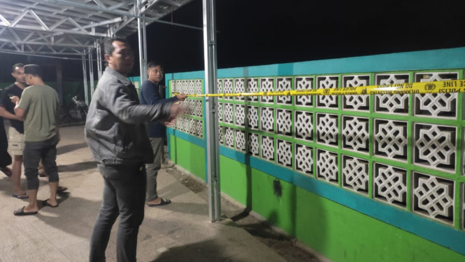 Petugas Polres Singkawang memasang police line di area penemuan mayat