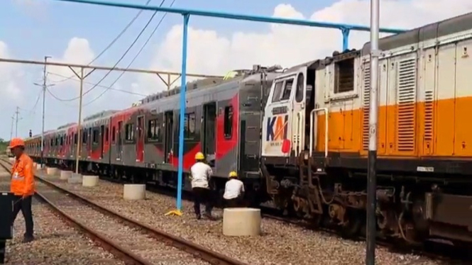 Pengiriman rangkaian kedua KRL iE305 dari Madiun ke Kota Depok.