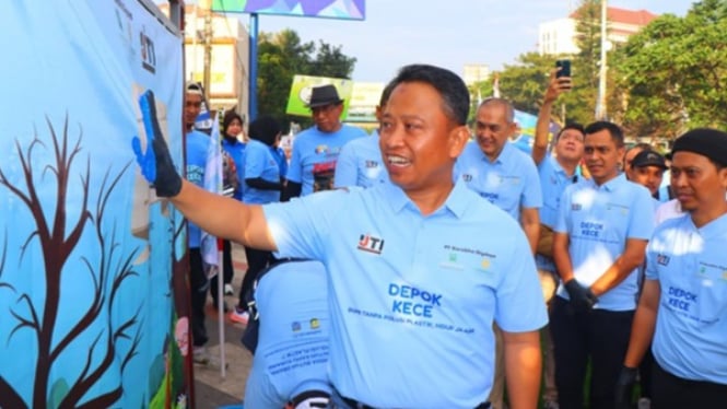 Aksi bubuhkan cap tangan simbol lestarikan alam di area CFD Depok