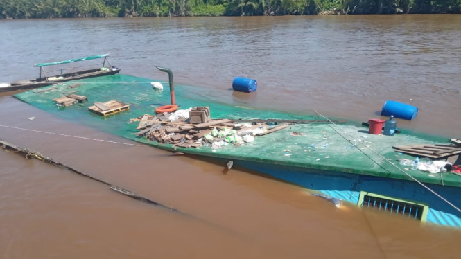 KM Mekar Jaya 2 tenggelam di tabrak ponton di dermaga Atiam Desa Kubu