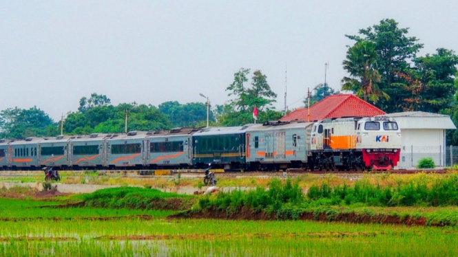 Rangkaian Kereta Api Jarak Jauh.
