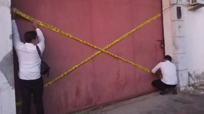 Ditreskrimsus Polda Kalbar segel gudang diduga oli palsu di Kubu Raya