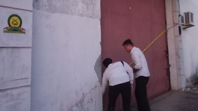 Logo Ormas menempel di dinding gudang diduga oli palsu di Kubu Raya