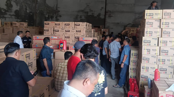 Polda Kalbar Gelar Olah TKP di Gudang Diduga Oli Palsu di Kubu Raya