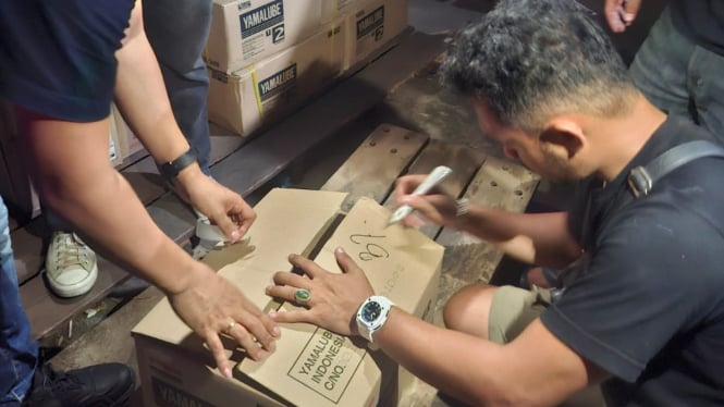 Polda Kalbar melakukan perhitungan Oli Diduga Ilegal di Kubu Raya
