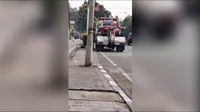 Seoang  PengOknum Dishub Jakarta Diduga Lakukan Pungli Rokok ke Sopir