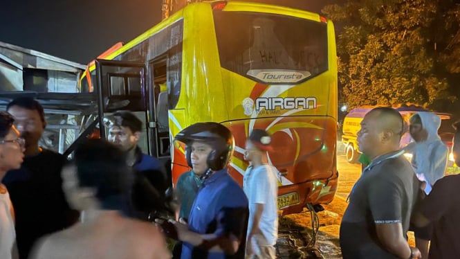Bus pengangkut bus Casis TNI tabrak warung di Desa Jawa Tengah
