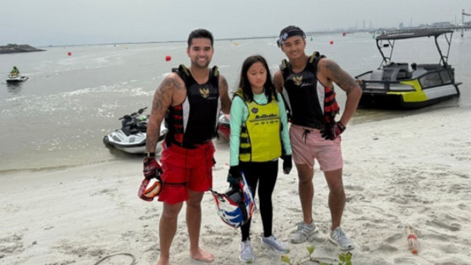 Ellena Carisa Utari Putri Pratama atlit jetski (tengah)