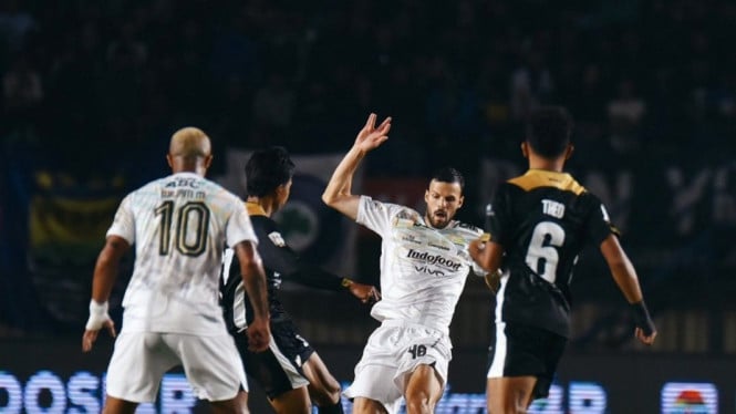 Persib vs Dewa United.