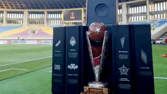 Trofi juara Piala Presiden.