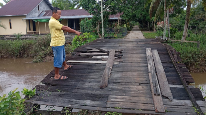 Jembatan di Desa Olak-Olak Rusak